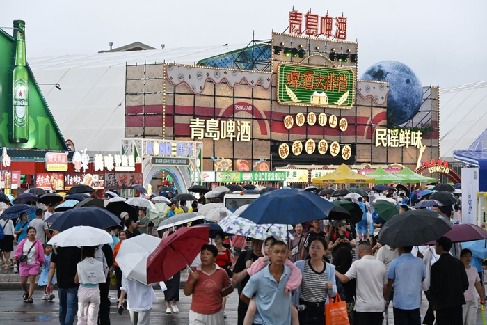 7月17日，人们来到青岛西海岸新区金沙滩啤酒城参加啤酒节。新华社记者 李紫恒 摄