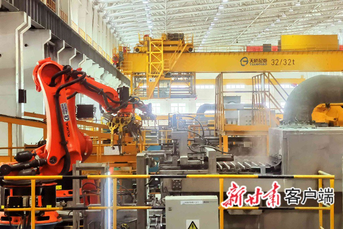 金川集团40万吨/年智能铜电解项目现场。新甘肃·甘肃日报记者 谢晓玲摄