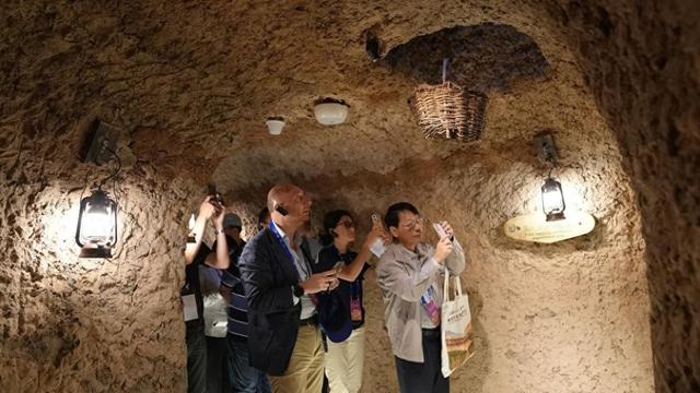 中外专家在吐鲁番坎儿井博物馆调研。加帕尔·沙它尔摄
